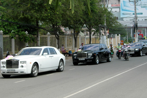 Nhiều siêu xe như Bentley, Lamborghini, Roll – Royce… từng gây xôn xao dư luận trong đám cưới của Quỳnh Chi.
