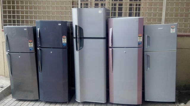 Thị trường hàng tủ lạnh cũ sôi động trên các trang mạng online hoặc được các cửa hàng chuyên cung ứng thiết bị điện tử gia đình (điều hòa, quạt, máy giặt) cung cấp. Tại Hà Nội, dọc các con phố, chợ giời... không khó tìm được cửa hàng bán tủ lạnh cũ.