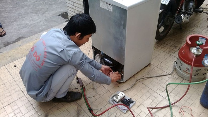 Nên vận hành thử tủ lạnh trước khi mua, máy chạy êm, không phát ra tiếng ồn sẽ tốt. Ngoài ra, người mua nên nhờ cửa hàng bán kiểm tra gas tủ lạnh.