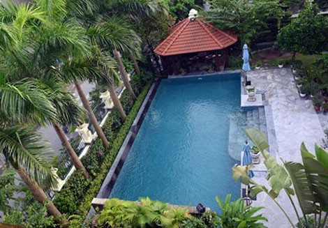 Biệt thự có diện tích 500m2, với sân vườn, bể bơi rộng lớn.