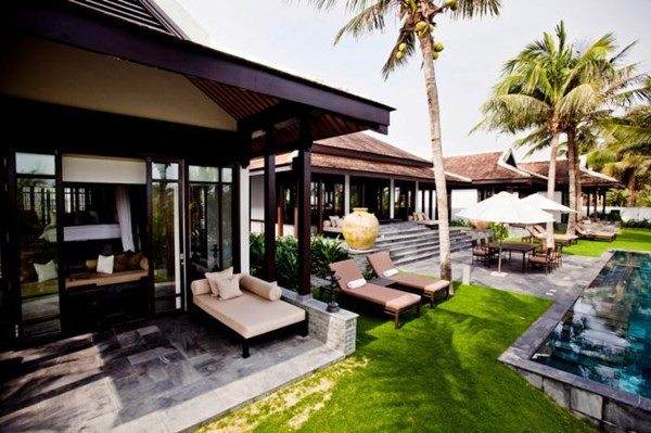 Villa H2 khu Nam Hải resort gồm 3 phòng ngủ, một phòng khách, nhà bếp riêng và khu vực dành cho quản gia và một hồ bơi nước nóng. Biệt thự đẹp như mơ này hướng ra biển, với nhiều đồ nội thất đắt tiền.