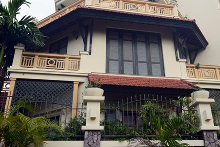 Biệt thự của bầu Kiên được xây kín cổng cao tường, hai mặt tiền, một mặt hướng ra hồ Tây.