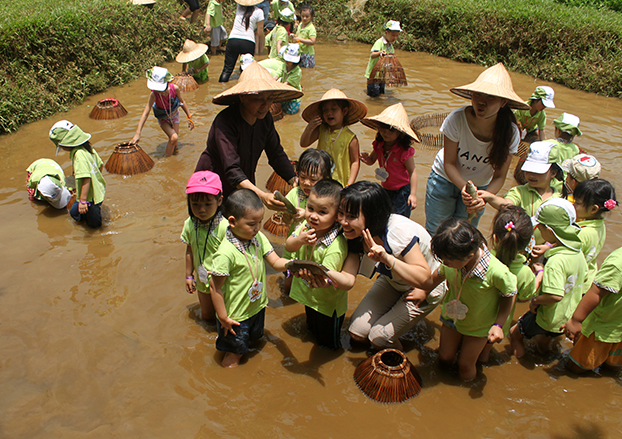 Trang trại Đồng Quê Ba Vì cách trung tâm thành phố Hà Nội 65 km. Trẻ tham gia hoạt động câu cá, xem cách làm mật ong, cho dê, thỏ, bò ăn. Giá vé từ 70.000 - 250.000 đồng/người lớn ở qua đêm, trẻ em dưới 3 tuổi miễn phí.