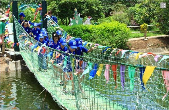 Era House (Long Biên - Hà Nội) với mô hình như làng quê thu nhỏ, trẻ có thể trồng cây cảnh, trồng rau, tham gia nhiều hoạt động vui chơi. Giá vào cửa là 100.000 đồng/người, từ 9h đến 17h.