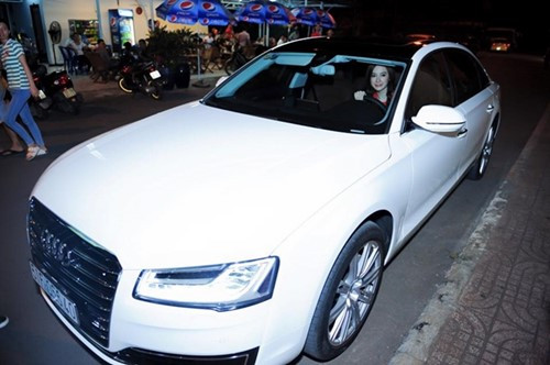 Chưa hết, người đẹp còn tậu xế hộp Audi trị giá khoảng 6 tỷ đồng.