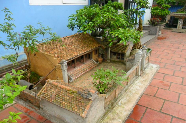 Đây là tác phẩm "Quê nội" là của anh Nguyễn Ngọc Quý (câu lạc bộ bonsai Hoa Phượng - Hải Phòng). Trao đổi với Kiến Thức, anh Quý tiết lộ tiểu cảnh nhà ba gian được anh mua lại của một người khác ở Bắc Ninh vào năm 2014. Ảnh: FBNV.