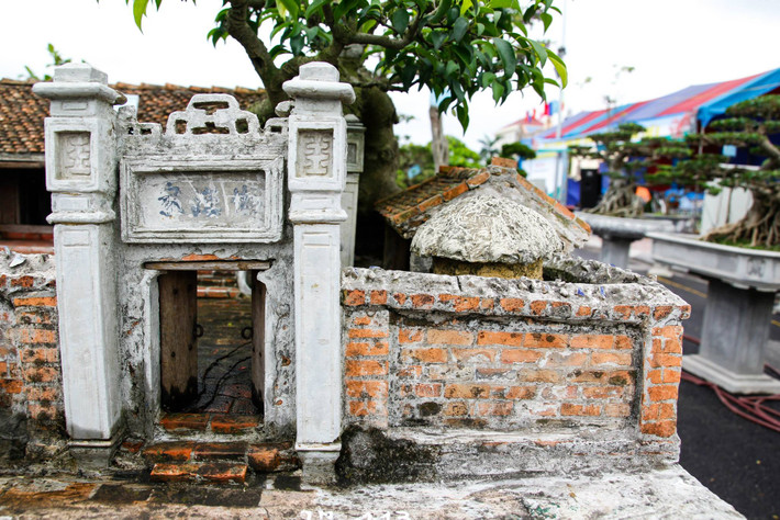 Anh Quý chia sẻ: "Do chủ nhân cũ của tiểu cảnh không có nhiều cơ hội đưa tác phẩm đi dự các triển lãm hoặc có nhiều nơi để giao lưu về cây cảnh, bonsai nên đã nhượng lại cho anh, để "Quê nội" được nhiều người biết đến hơn". Ảnh: Lưu Thanh Bình.