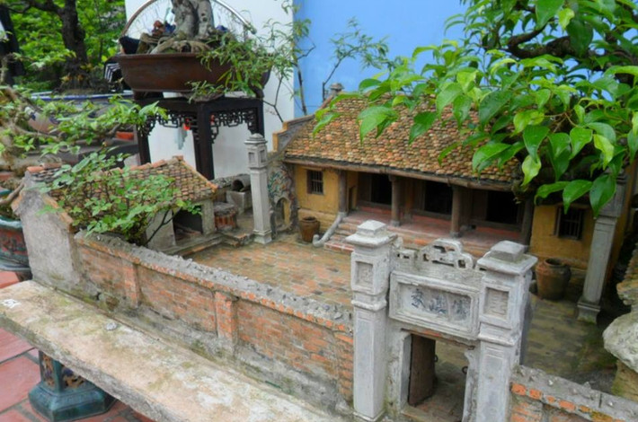 Theo anh Quý, từ mái ngói, chum vại trong sân cho đến các chi tiết trang trí ngôi nhà đều được làm thủ công. Chum vại, gạch, mái ngói làm từ đất nung rất sống động. Ảnh: FBNV.