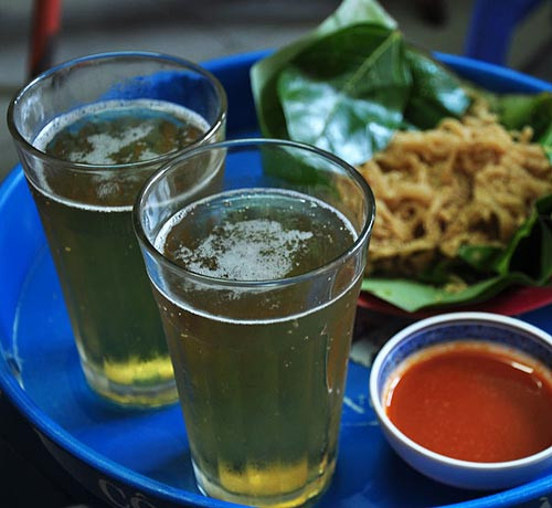 Bia cỏ luôn là món đồ giải khát cực hút khách ngày nắng nóng, chỉ cần bỏ ra 5.000 đồng, khách hàng có thể "đập tan cơn khát". Những địa điểm luôn đắt khách mua bia như phố Tạ Hiện, Hoàng Hoa Thám, dốc Hàng Than.