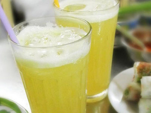10.000 đồng/cốc là số tiền cho một cốc nước mía mát lạnh đầu hè.