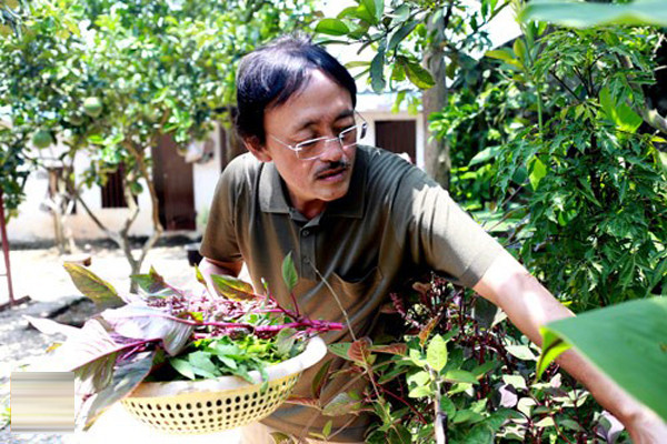 Danh hài trồng rau, cây ăn quả và thích thú thu hoạch những sản phẩm do chính bàn tay mình chăm bón hàng ngày.