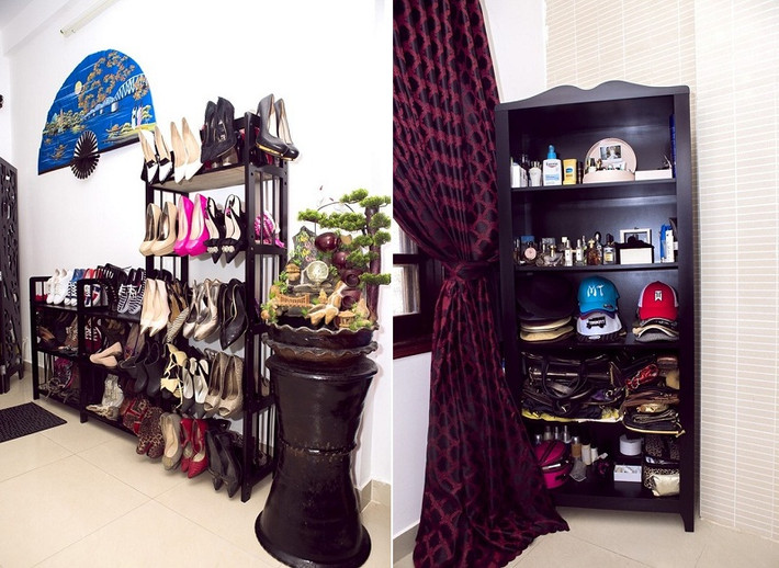 Những kệ gỗ, tủ đứng xếp đặt gọn gàng giày, dép và các món đồ phụ kiện yêu thích của Minh Triệu. Căn hộ nhỏ mang đến cảm giác khá ấm cúng.