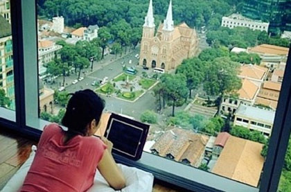 Nhiều nghệ sĩ, sao Việt ở nhà thuê tại các thành phố lớn để tiện cho công việc hoặc những thời điểm thay đổi cuộc sống, hôn nhân. Trước khi mua căn hộ hàng chục tỷ đồng tại quận 3 (TP HCM), ca sĩ Thu Minh từng thuê căn hộ cao cấp ngay tại trung tâm TP HCM.