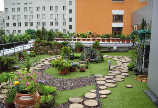 Một sân thượng chọn cách rải sỏi, tạo cảnh quan với các lối đi lát đá nhẹ nhàng.