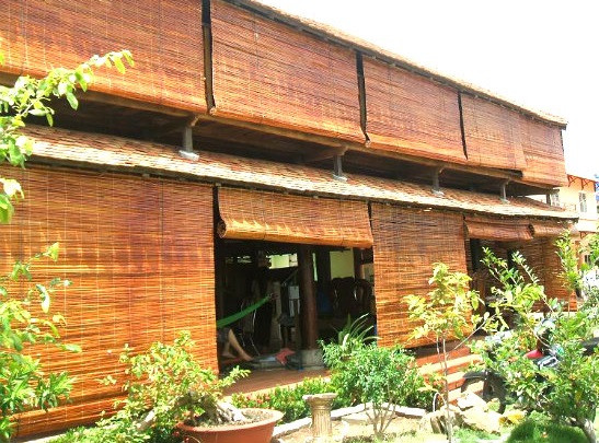 Sử dụng các loại mành treo, bạt hạn chế ánh sáng mặt trời. Có thể phun nước lên mành để ngăn hơi nóng.
