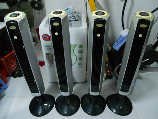 Giá quạt tháp trên thị trường dao động từ 700.000 đồng đến trên 2 triệu đồng. Khi sử dụng nên tránh để trẻ gần quạt, bởi trẻ rất dễ bỏ vật dụng khác vào quạt hoặc thò tay vào khe thoát gió.