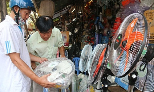Thị trường đồ điện gia dụng đầu hè đã bắt đầu sôi động khi hàng loạt loại quạt mới của Kangaroo, Mitsubishi, Media, Điện cơ... được tung ra. Giá quạt điện khá phong phú từ 300.000 - trên 5 triệu đồng, với nhiều công dụng khác nhau khiến người tiêu dùng hoa mắt chọn lựa. Nhiều người phân vân mua loại nào cho đúng, tiết kiệm chi phí.