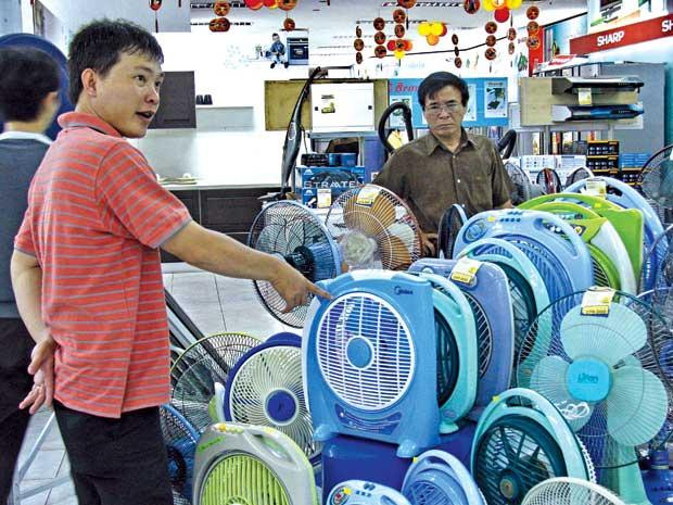 Thời tiết nắng nóng mùa hè có thể xảy ra mất điện vì thế các gia đình thường có nhu cầu mua quạt sạc, quạt tích điện. Quạt sạc của Fujiyama, Tiross, Sunhouse... có giá từ 1,4 - 2,5 triệu đồng.