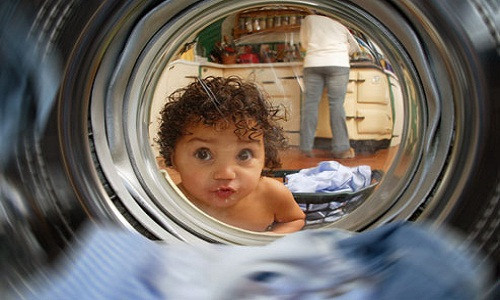 Tuy nhiên, sau sự việc đáng tiếc xảy ra mới đây khi bé trai 8 tuổi tại TP HCM tử vong do chui vào máy giặt lồng ngang khiến nhiều người lo ngại về những nguy hiểm tiềm ẩn của thiết bị này. Ảnh minh họa.