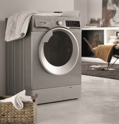 Khi chui vào máy giặt, trẻ không đẩy được cửa ra sẽ xảy ra tình huống bị ngạt, có thể gây tử vong nếu không được phát hiện kịp thời. Do đó, các gia đình khi sử dụng thiết bị này phải hết sức lưu ý, tốt nhất nên dặn trẻ không được nghịch ngợm máy giặt. Ảnh minh họa.