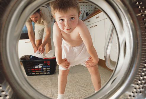 Tìm hiểu kĩ về chế độ khóa an toàn trẻ em khi mua máy giặt lồng ngang để sử dụng chế độ này hiệu quả, tránh tai nạn đáng tiếc. Sau khi kích hoạt chế độ này, nếu cửa máy giặt bị mở ra, máy sẽ phát ra một âm thanh báo động kèm một thông báo lỗi xuất hiện và máy sẽ ngưng hoạt động trong thời điểm đó, đồng thời trong 30 giây, nước sẽ thoát ra bên ngoài để ngăn chặn trẻ khỏi bị đuối nước.