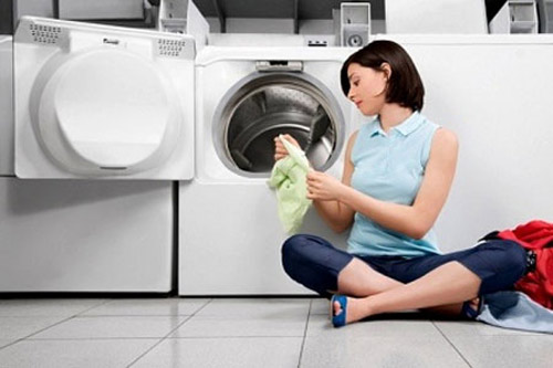 Việc đặt máy giặt, lắp đặt dây điện cho máy cũng nên chú ý, tránh trường hợp rò rỉ điện, gây nguy hiểm cho người sử dụng và trẻ nhỏ. Nên đặt máy ở khu vực khô ráo, để tránh làm vỏ thiết bị bị gỉ sét.