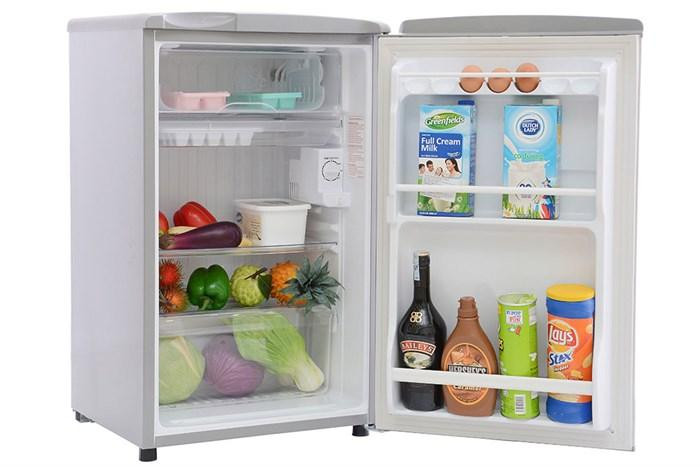 Tủ lạnh mini có dung tích 50 lít, 70 lít... của các hãng Sanyo, Funiki... có giá bán từ 1 - 3 triệu đồng. Đây là dòng sản phẩm thích hợp với người sống một mình hoặc hai người nhưng nhu cầu tích trữ không cao và thường xuyên đi chợ mua sắm thực phẩm tươi (khoảng 2-3 lần/tuần).