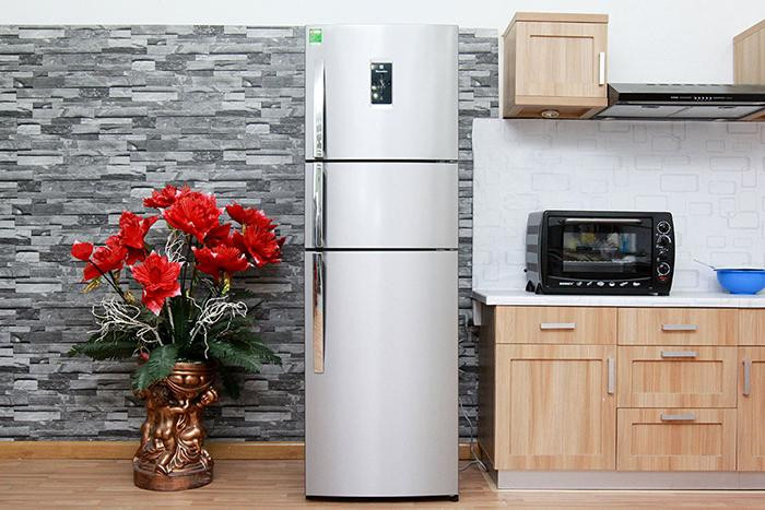 Bên cạnh đó, quan niệm cứ tủ lạnh to là phù hợp chưa hẳn đã mang đến tiện lợi. Việc chọn dung tích, kích thước tủ lạnh nên cân nhắc đến không gian căn phòng. Tủ lạnh 3-4 cánh hoặc tủ lạnh side-by-side chỉ thích hợp với phòng rộng.