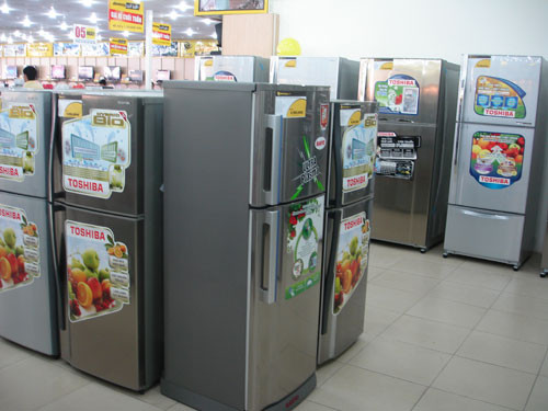 Với nhà bếp rộng dưới 20m2, chọn tủ lạnh 1-2 cánh, dung tích và kích thước trung bình 120 - 140 lít. Cần chú ý các vị trí đặt tủ sao cho phù hợp, cánh tủ mở/đóng dễ dàng, tủ lạnh đặt cách tường 10cm.