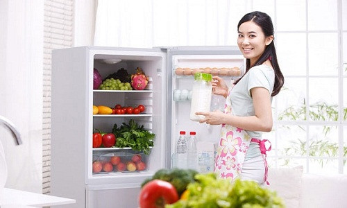Trên thị trường, dung tích tủ lạnh có nhiều loại khác nhau. Tùy vào nhu cầu, không gian đặt tủ và tài chính, nhiều người phân vân khi chọn mua sản phẩm. Chọn mua tủ lạnh có dung tích bao nhiêu là câu hỏi nhiều người quan tâm.