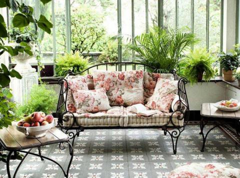 Theo anh Quốc Tuân (KS điện lạnh): "Bỏ ra số tiền lớn mua sản phẩm, người tiêu dùng nên cân nhắc nhiều yếu tố. Tính năng xua muỗi chỉ thực sự phát huy tác dụng thật tốt nếu người tiêu dùng lắp và sử dụng điều hòa hợp lý. Những căn phòng nhiều cây hoặc nhà gần vườn cây rậm rạp, thường có nhiều muỗi, nếu chỉ dựa vào điều hòa thì tác dụng xua muỗi dễ không như mong đợi khiến người mua nghĩ mình mất tiền oan, không ưng ý sản phẩm".