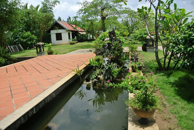 Tiểu cảnh non bộ trong khuôn viên vườn. Ảnh: Uyên Phạm