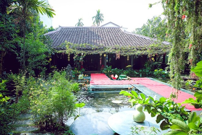 Hồ cá được xây giữa vườn nối với khu nhà thờ chính của gia đình Á hậu Thiên Lý. Lối đi trên mặt hồ thiết kế bằng kính cường lực độc đáo.