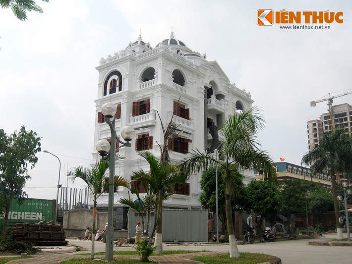 Gần 20 công nhân đang thi công hết sức khẩn trương để công trình hoàn thành theo đúng dự kiến vào khoảng tháng 8 năm nay.