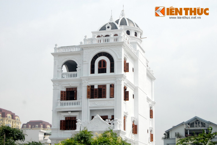 Giữa các biệt thự đình đám khác tại Khu biệt thự Vườn Đào (Tây Hồ), một biệt thự Hồ Tây mới với kiến trúc cổ kính, pha nét Á - Âu của đại gia bất động sản - xây dựng từng gây xôn xao dư luận về độ hoành tráng, đắt tiền đang dần hoàn thiện và trở nên nổi bật.