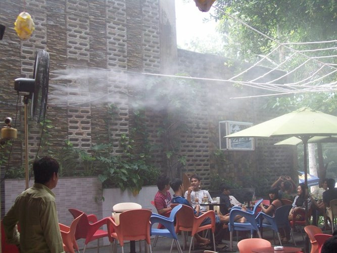 Việc cung cấp hơi ẩm sẽ khiến ngôi nhà mát hơn. Tuy nhiên, phải chú ý nhà hoặc phòng thoáng, cung cấp độ ẩm sẽ hợp lý, không gây cảm giác bí, nóng bức. Quạt phun sương, máy tạo hơi ẩm hoặc đặt vài chậu nước trước quạt điện giúp mang lại cảm giác dễ chịu.