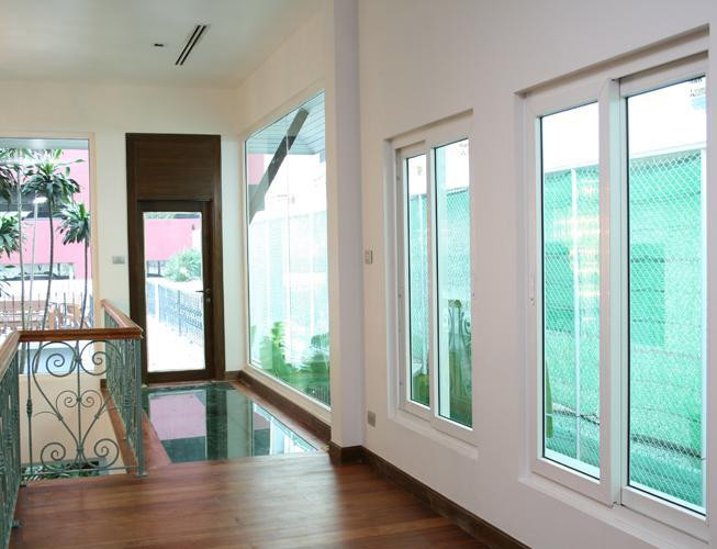 Chọn vật liệu cách nhiệt khi xây dựng cũng là một trong nhiều chiêu bạn nên cân nhắc. Nhựa UPVC sử dụng thay thế cửa sổ, cửa đi, vách ngăn bằng gỗ, nhôm trong ngôi nhà sẽ giúp hạn chế nhiệt.