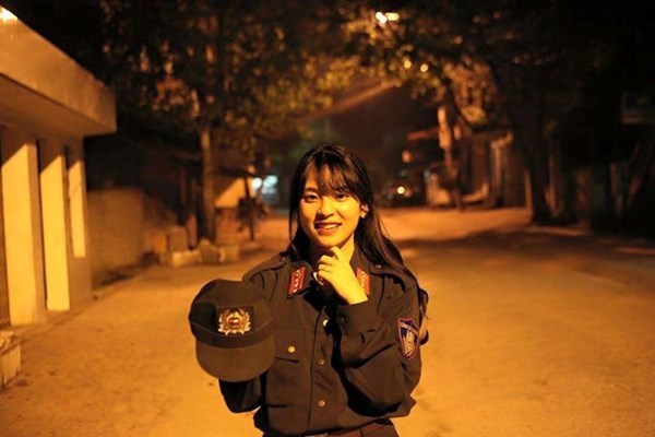 Cô gái này trước đó cũng từng thu hút sự chú ý của dân mạng khi bị đồn là bạn gái bí mật của Công Phượng khi chụp ảnh với tiền đạo tuyển HAGL vào tháng 9/2014.