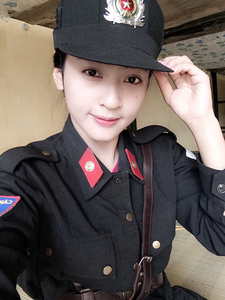 Trong trang phục cảnh sát cơ động, hình ảnh xinh xắn, dễ thương của Khánh Ly tạo nên cơn sốt mạng thời gian qua.