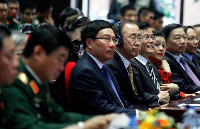 Tổng thư ký Liên hiệp quốc Ban Ki Moon tập trung lắng nghe phát biểu của lãnh đạo Bộ quốc phòng Việt Nam qua phiên dịch tại buổi lễ kỷ niệm một năm Việt Nam tham gia hoạt động gìn giữ hoà bình của Liên hiệp quốc - Ảnh: Nguyễn Khánh