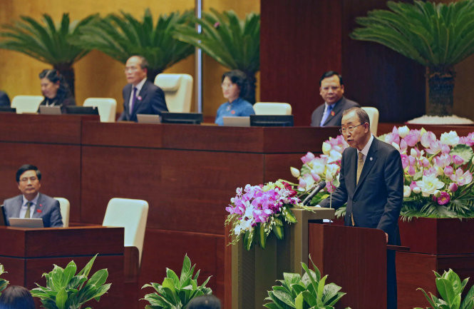 Lần đầu tiên, một tổng thư ký Liên Hiệp Quốc phát biểu tại Quốc hội Việt Nam, ông Ban Ki Moon nói ông đặt niềm tin mạnh mẽ vào các đại biểu QH vì các đại biểu chính là người đại diện cho người dân, biến những suy nghĩ của người dân Việt Nam cũng như LHQ thành hành động cụ thể - Ảnh: Việt Dũng