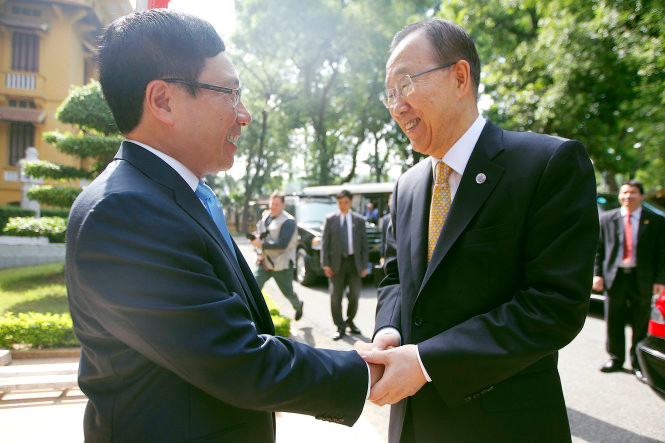 Khoảnh khắc gặp gỡ của Tổng thư ký Liên hiệp quốc Ban Ki Moon và Phó thủ tướng, Bộ trưởng Bộ ngoại giao Phạm Bình Minh (từ phải qua trái) trước khi hai bên bắt đầu bước vào buổi hội đàm ngay sau đó vào sáng 23/5 tại trụ sở Bộ ngoại giao - Ảnh: Nguyễn Khánh