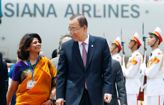 Tổng thư ký Liên hiệp quốc Ban Ki Moon trao đổi với bà Pratibha Mehta, Điều phối viên Thường trú của LHQ tại Việt Nam tại sân bay quốc tế Nội Bài sau khi ông đặt chân đến Việt Nam - Ảnh: Nguyễn Khánh