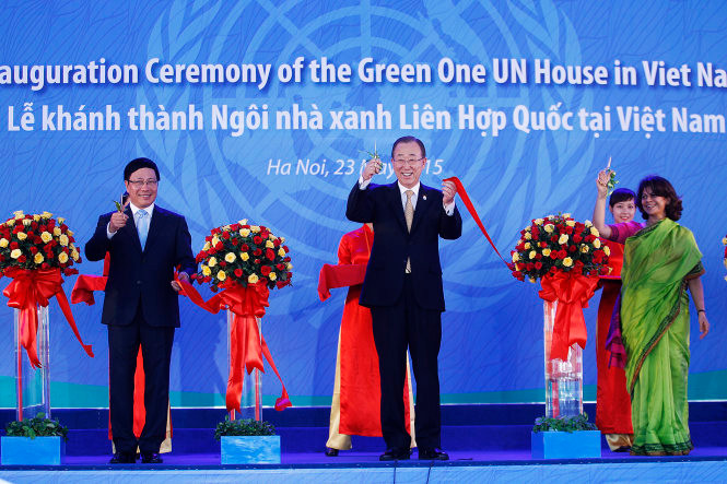 Tổng thư ký Liên hiệp quốc Ban Ki Moon cùng với Phó thủ tướng chính phủ, Bộ trưởng Bộ ngoại giao Phạm Bình Minh và bà Pratibha Mehta, Điều phối viên Thường trú của LHQ tại Việt Nam chính thức cắt băng khánh thành ngôi nhà xanh, trụ sở mới của LHQ tại Việt Nam - Ảnh: Nguyễn Khánh