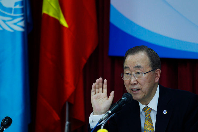 Tổng thư ký Liên hiệp quốc Ban Ki Moon nói chuyện với các sinh viên trường Học viện ngoại giao, trong bài phát biểu tại đây, ông Ban Ki Moon lặp đi lặp lại hai từ hòa bình và phát triển, ông cho rằng hòa bình và phát triển chính là hai mặt của một đồng tiền, ngăn chặn bạo lực chính là lẽ sống của LHQ và trọng tâm của Hiến chương LHQ - Ảnh: Nguyễn Khánh