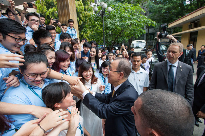 Tổng thư ký Liên hiệp quốc Ban Ki Moon thể hiện sự giản dị và gần gũi khi trò chuyện và giao lưu với các sinh viên của Học viện ngoại giao - Ảnh: Thanh Tuấn