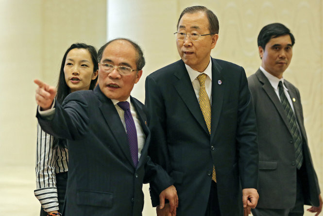 Kết thúc ngày làm việc cuối cùng tại Việt Nam Tổng thư ký Liên hiệp quốc Ban Ki Moon hội kiến với Chủ tịch quốc hội Nguyễn Sinh Hùng, trong ảnh chủ tịch quốc hội Việt Nam đang giới thiệu với ông Ban Ki Moon về toà nhà Quốc hội mới của Việt Nam - Ảnh: Việt Dũng