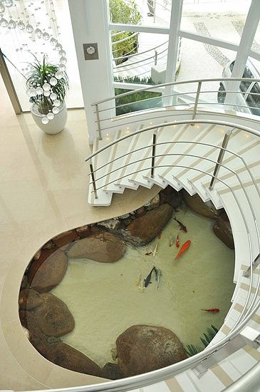 Ngoài vách tường, phía hông nhà, chân cầu thang là vị trí lý tưởng để nhiều gia đình thiết kế tiểu cảnh trang trí, nhất là những nhà nhỏ cần tiết kiệm diện tích.