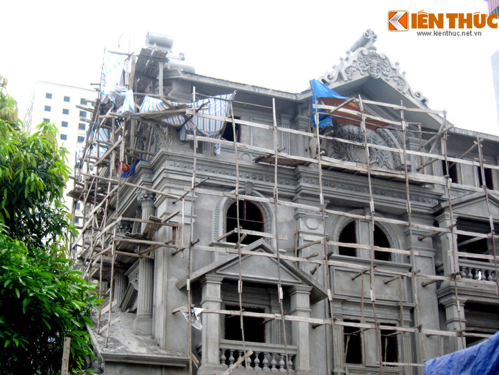Sự xuất hiện của lâu đài này cho thấy hiện nay đang có ngày càng nhiều những đại gia xây dựng biệt thự theo phong cách cổ điển.