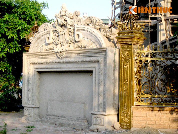 Biển tên nhà được trang trí bằng các họa tiết mềm mại và hài hòa.
